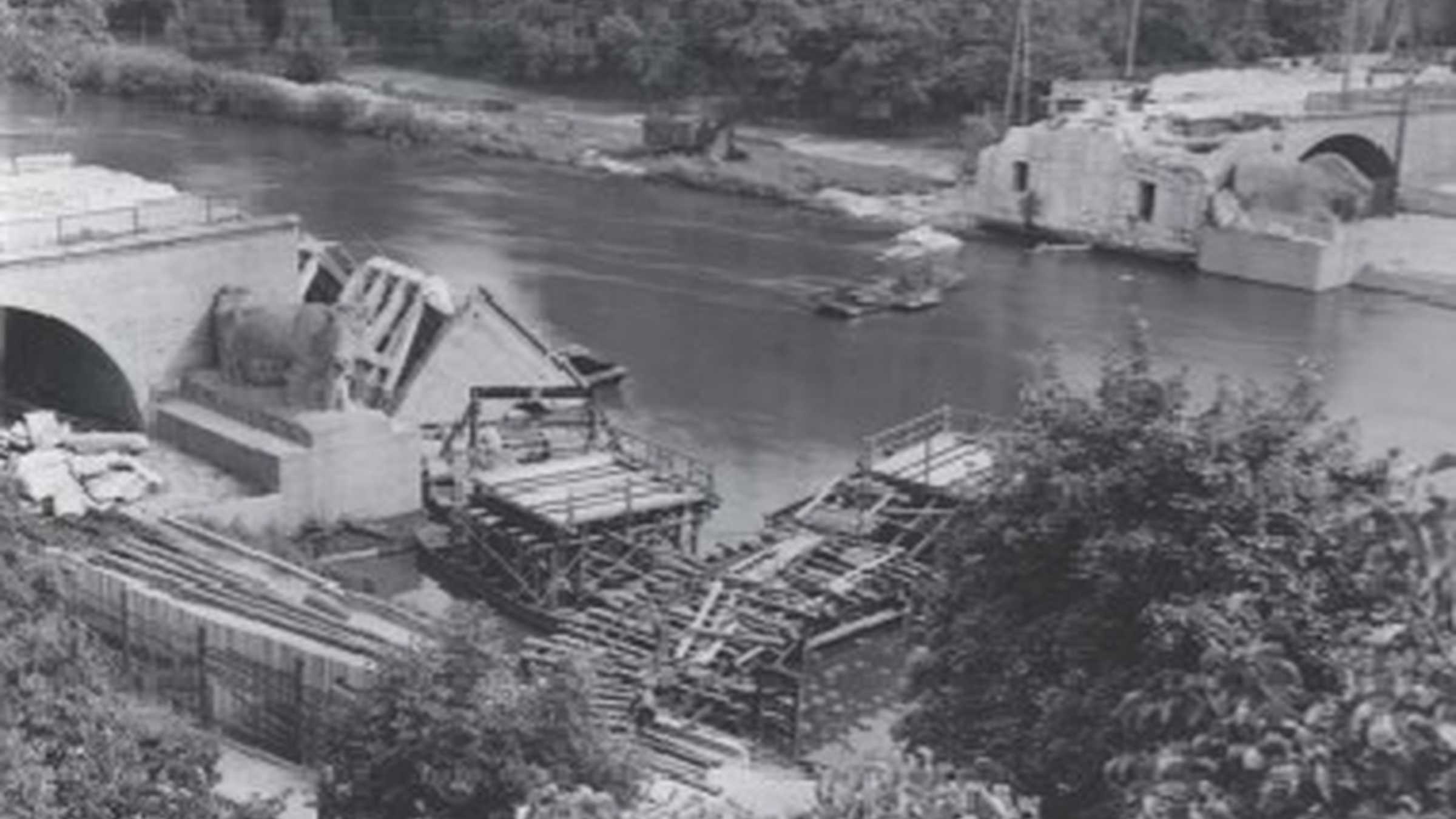 zerstörte Kröllwitzer Brücke zerstörte Kröllwitzer Brücke darunter ein Fluss teilweise verdeckt durch Bäume