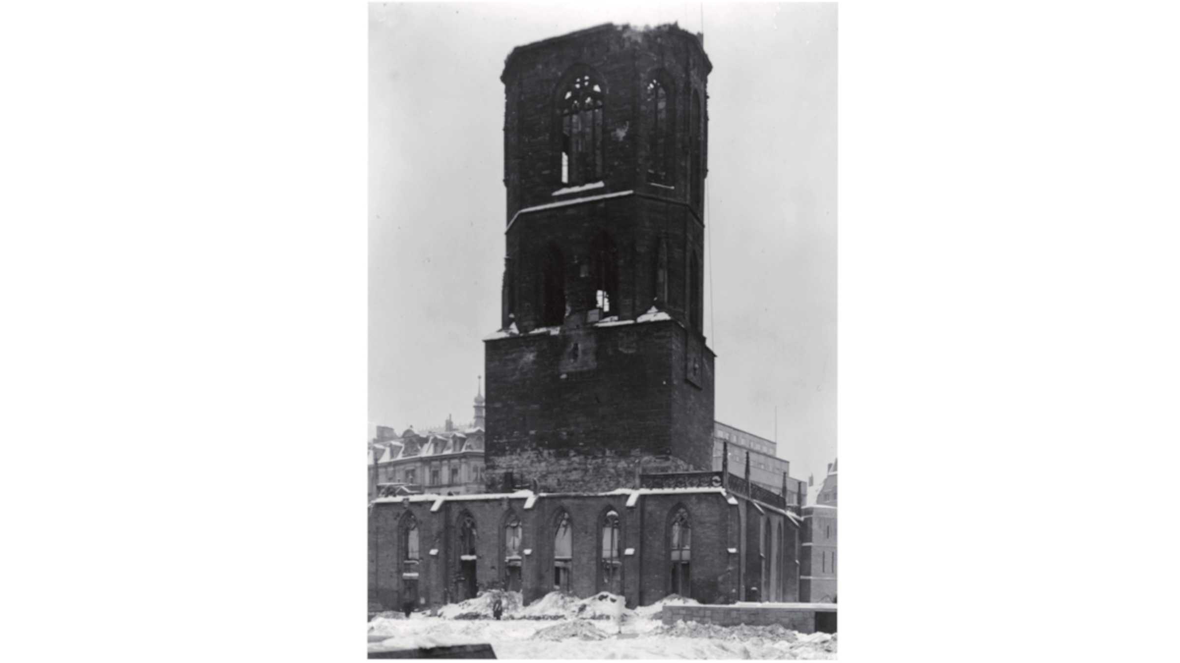 Roter Turm mit Kriegsschaden Roter Turm im Winter 1945/46 mit im Krieg zerstörter Turmhaube