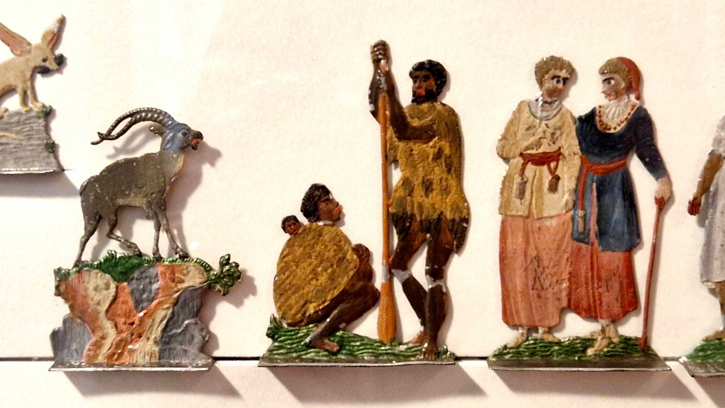 Zinnfiguren aus der Serie "Geschenke an die Jugend" bemalte Zinnfiguren zeigen eine Steinbock, eine Familie afrikanischer Herkunft und ein Paar mit langen Gewändern