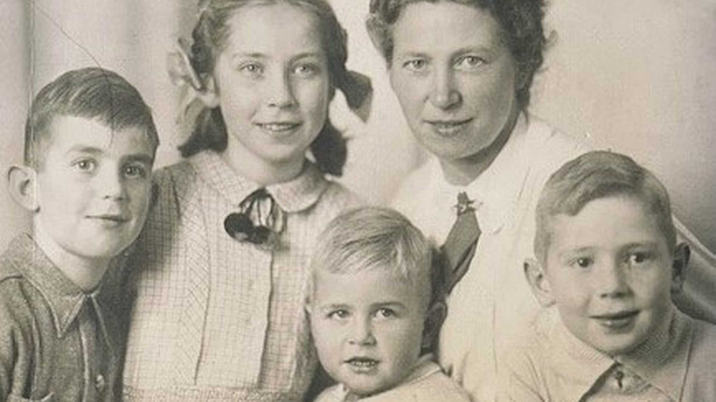 Familie Neuß, (c) Constantin Neuß Familienfoto schwarz-weiß mit Ella Neuss und 4 Kindern