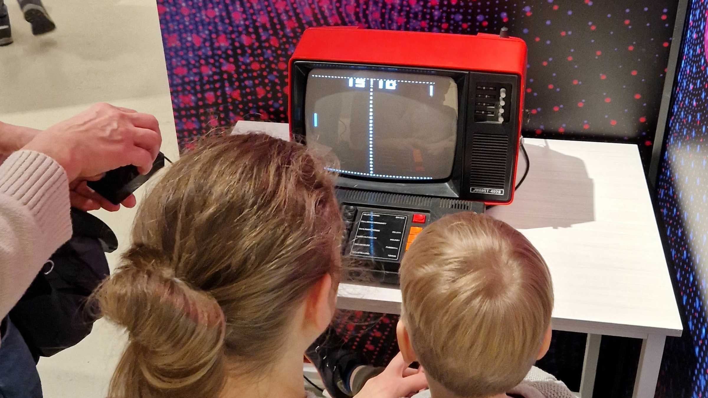 Teletennis auf dem Junost Eine Frau und ein Kind spielen das Bildschirmspiel Teletennis