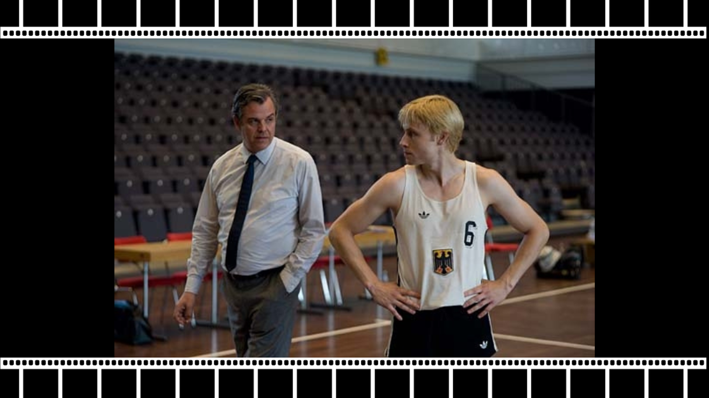 Playoff Szenenbild aus Playoff mit einem Basketballspieler im Gespräch mit seinem Trainer