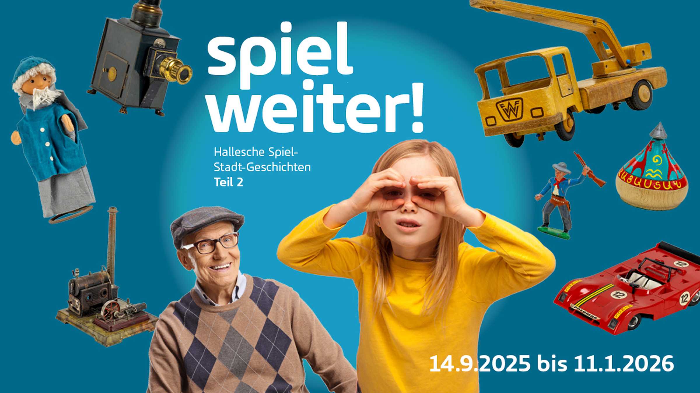 Ausstellungsmotiv mit einem Jungen, der die Hände wie ein Fernrohr hält. Im Hintergrund ein alter Mann und überall verteilt fleigen Spielzeuge: ein Holzlaster, ein historischer Projektor, ein ferngesteuertes Rennauto, eine Handpuppe, eine Dampfmaschine.