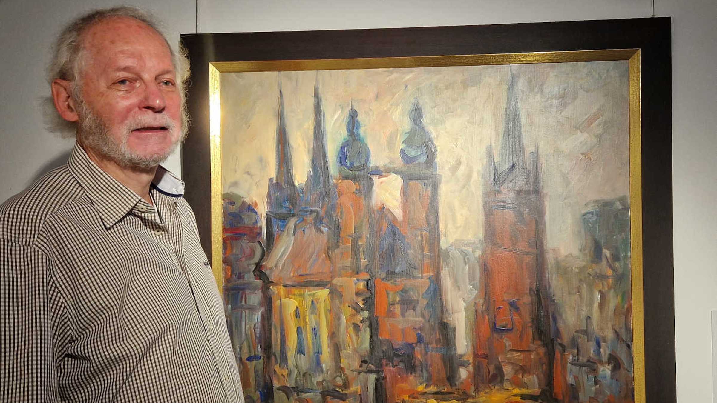 Bernd Lindner vor dem Nowak-Gemälde mit der 5 Türmen von Halle