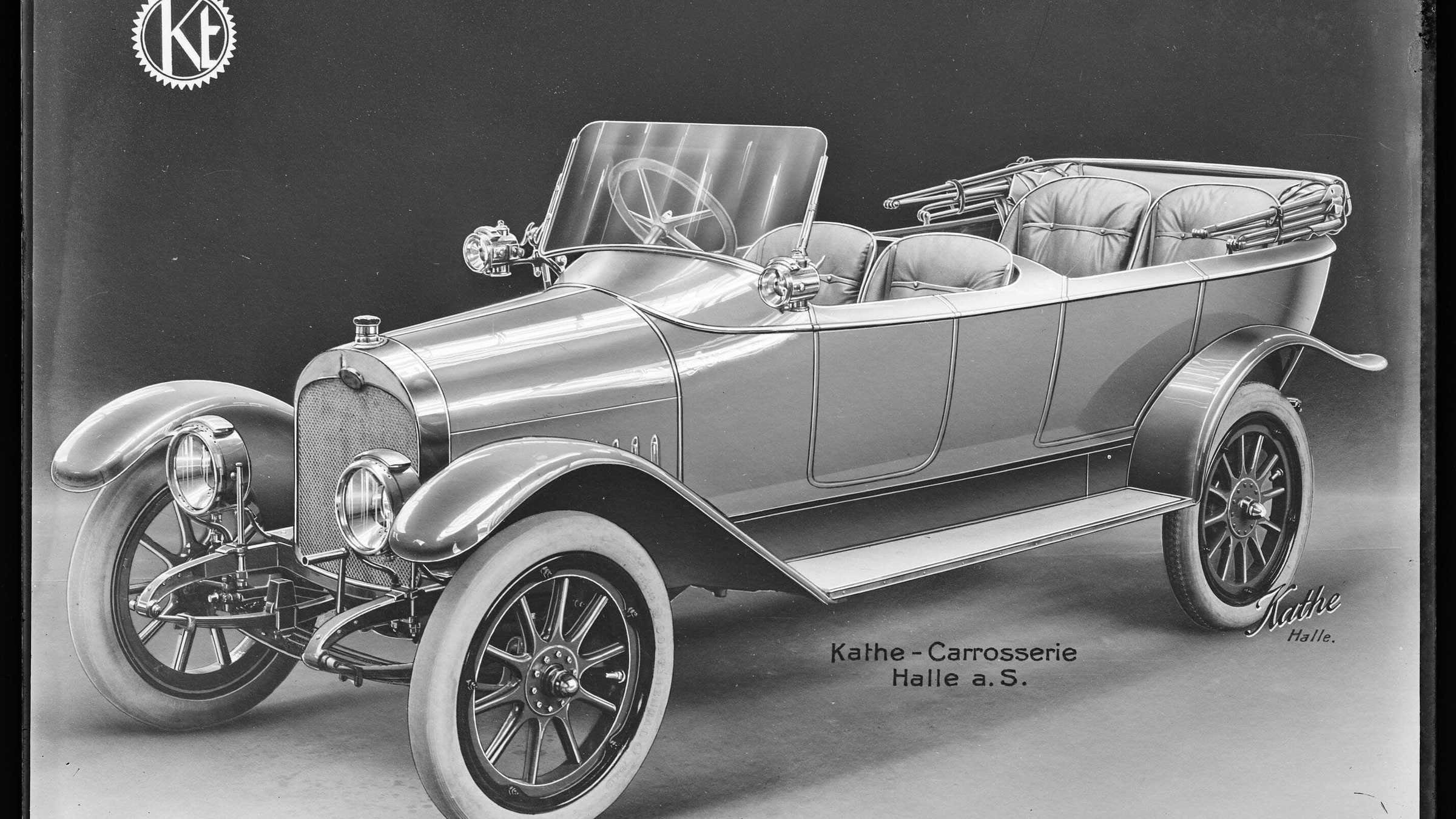 Schwarz-Weiß-Foto eines Oldtimers, Zeitungsanzeige