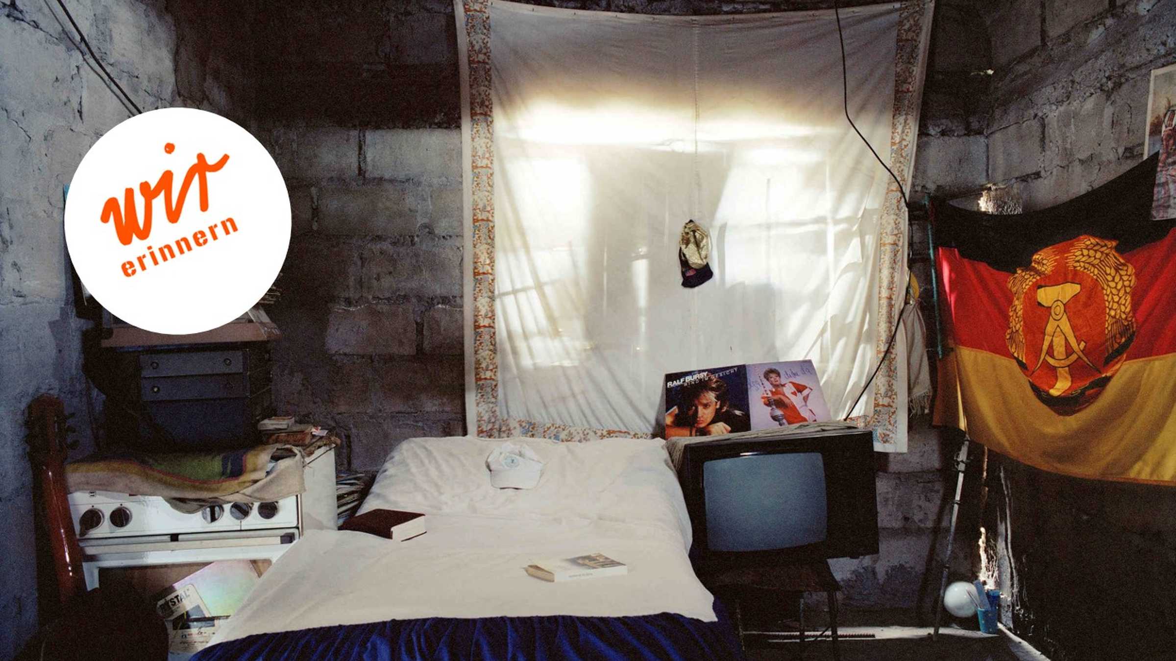 Blick in Schlafzimmer in Mosambil 2009. An der rechten Wand hängt eine DDR-Flagge.