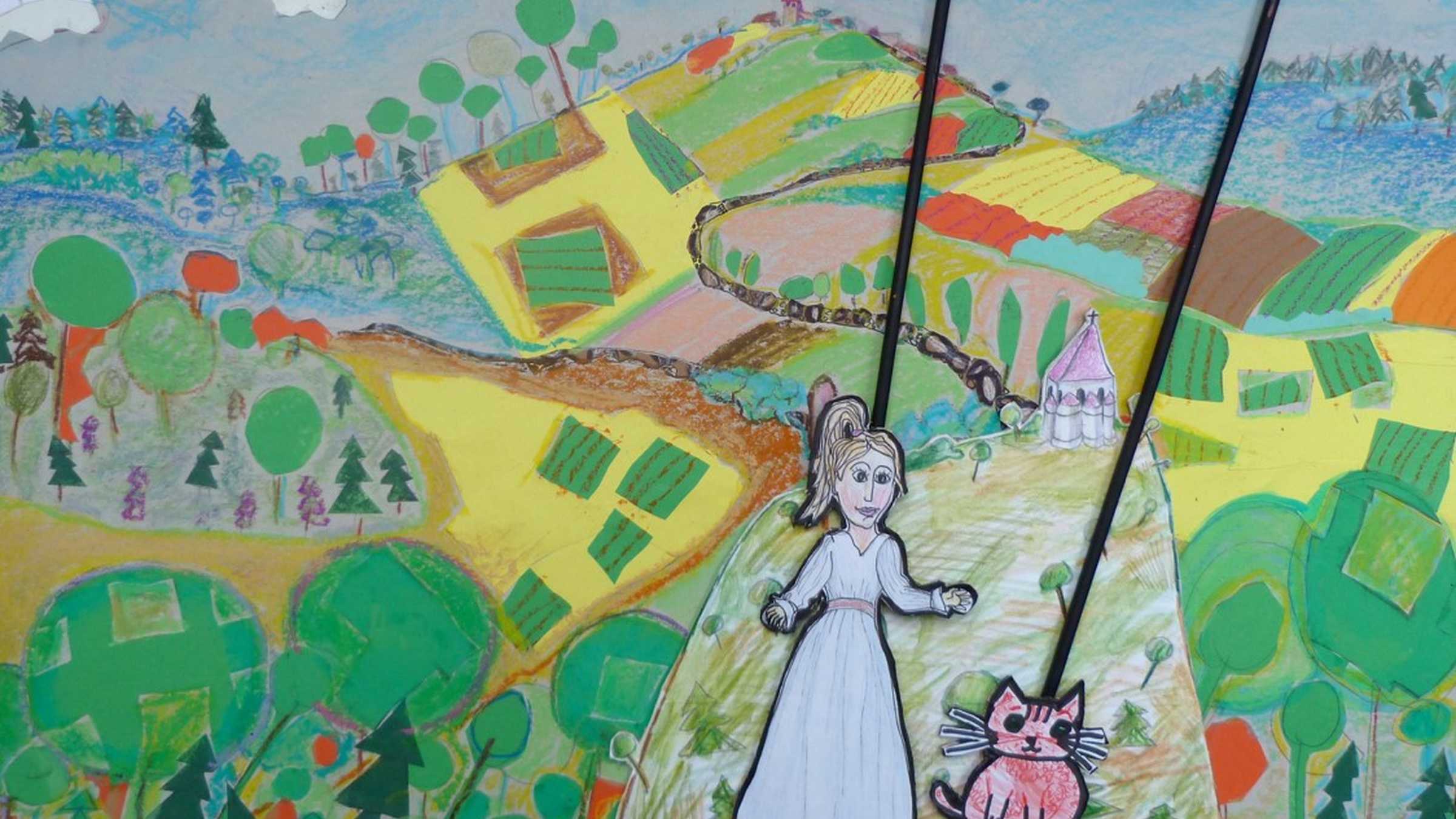 Eine gezeichnete Frauenfigur und eine Katze in einer hügeligen Landschaft mit Feldern und Wäldern.