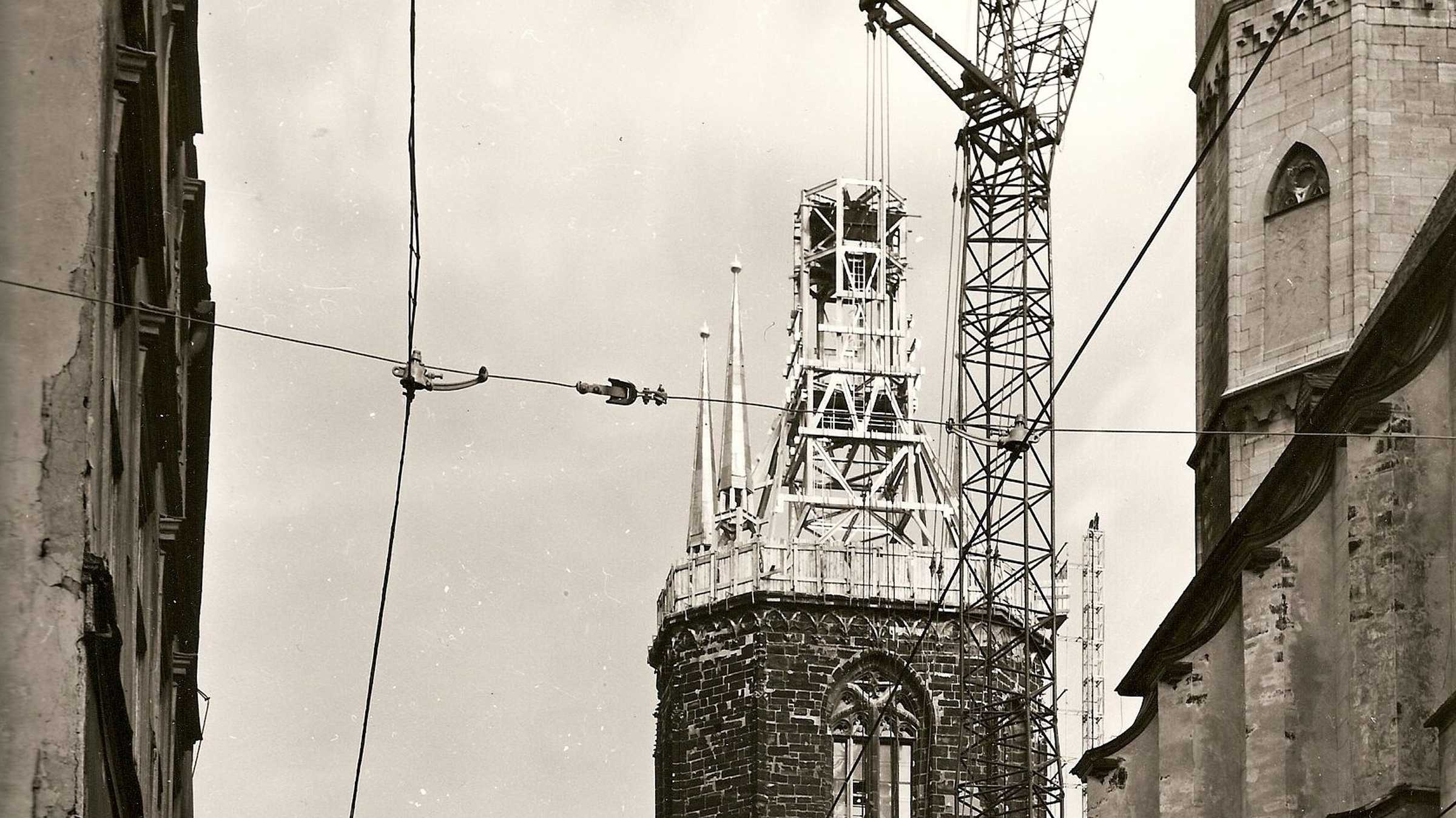 Roter Turm während des Richtfestes 1975