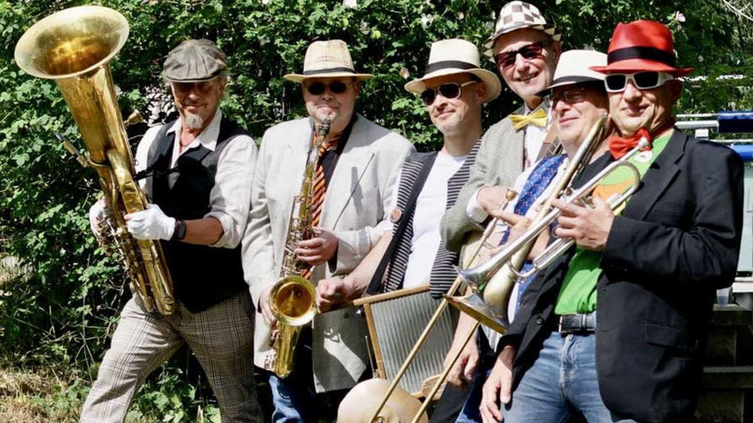 Bandfoto: sechs Männer mit Blechblasinstrumenten