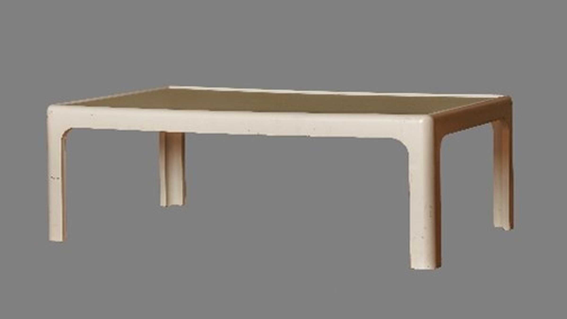 Kunststoffmöbel - Ein Weisses Tisch. Der weiße Polyurethan-Couchtisch wurde in den frühen 1970er-Jahren vom Schweizer Designer Gilles Thevenot für die westdeutsche Möbelfirma Horn entworfen. Er wurde möglicherweise in Lizenzproduktion in Schwedt (DDR) hergestellt. Der Tisch wurde 1974 im halleschen Möbelkaufhaus Intecta für 1.500 Ostmark erworben.