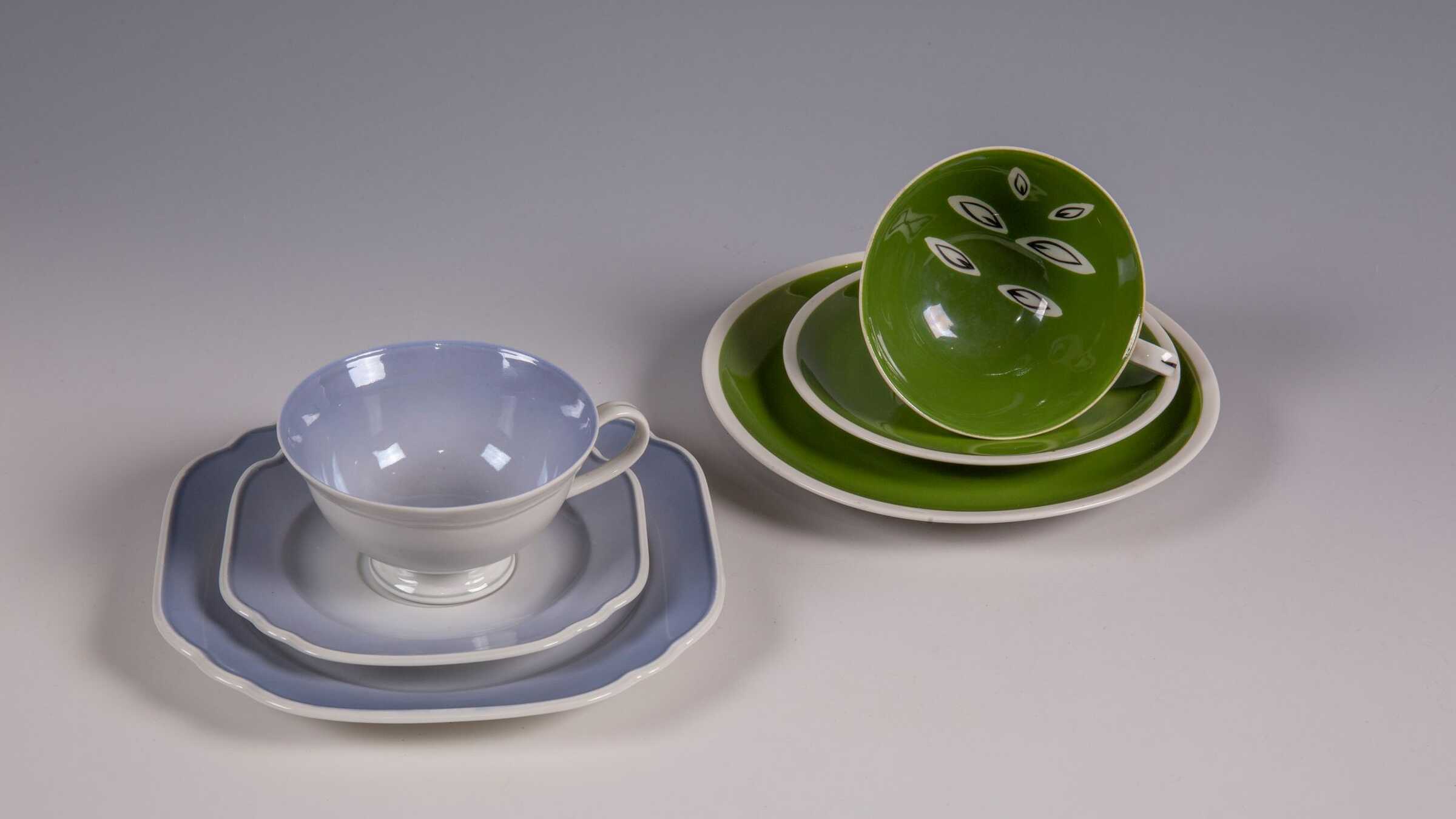 Zwei Sammeltassengedecke, eins taubenblau, eins olivgrün