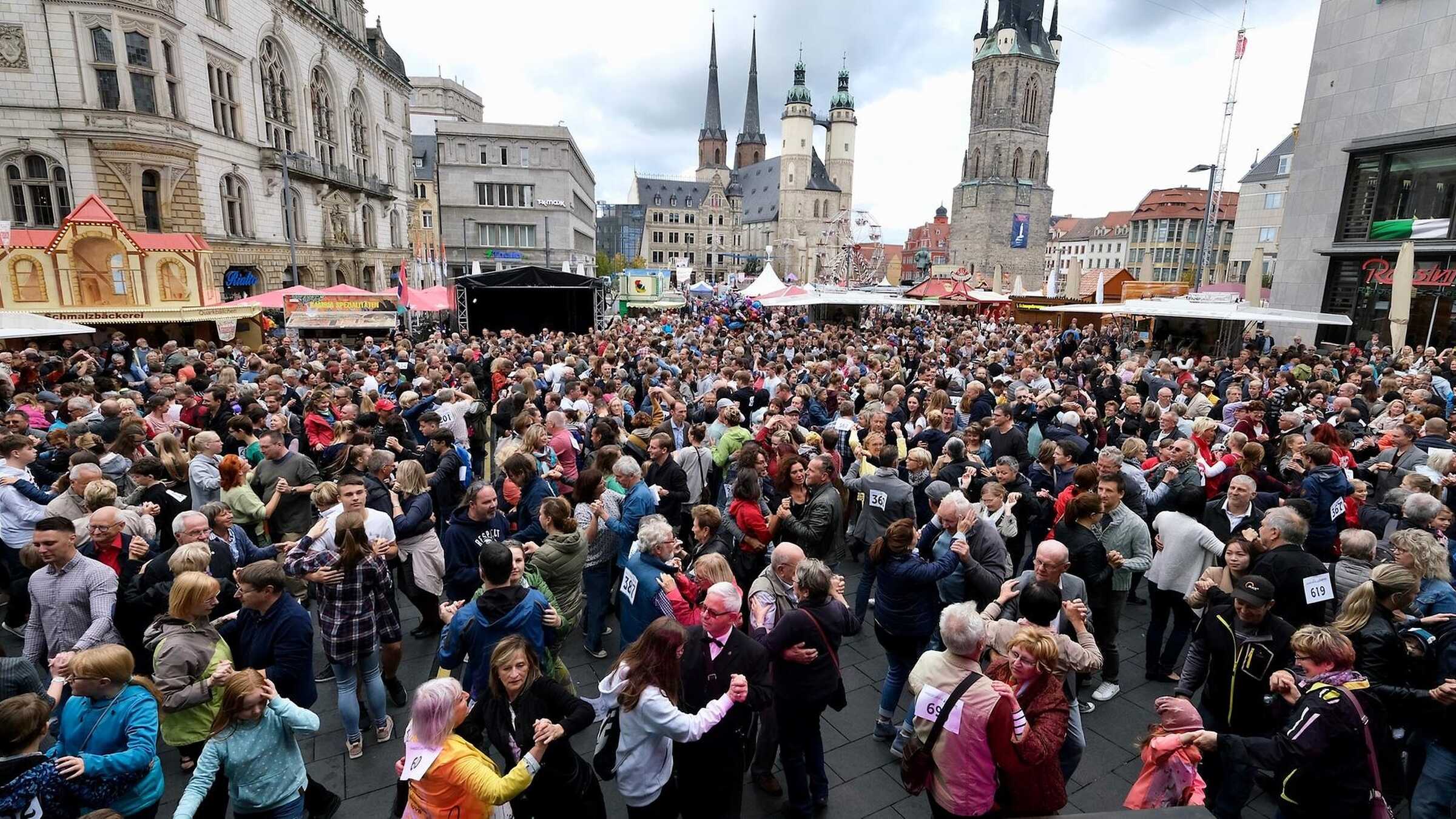 Hunderte Tanzpaare auf dem Halleschen Marktplatz