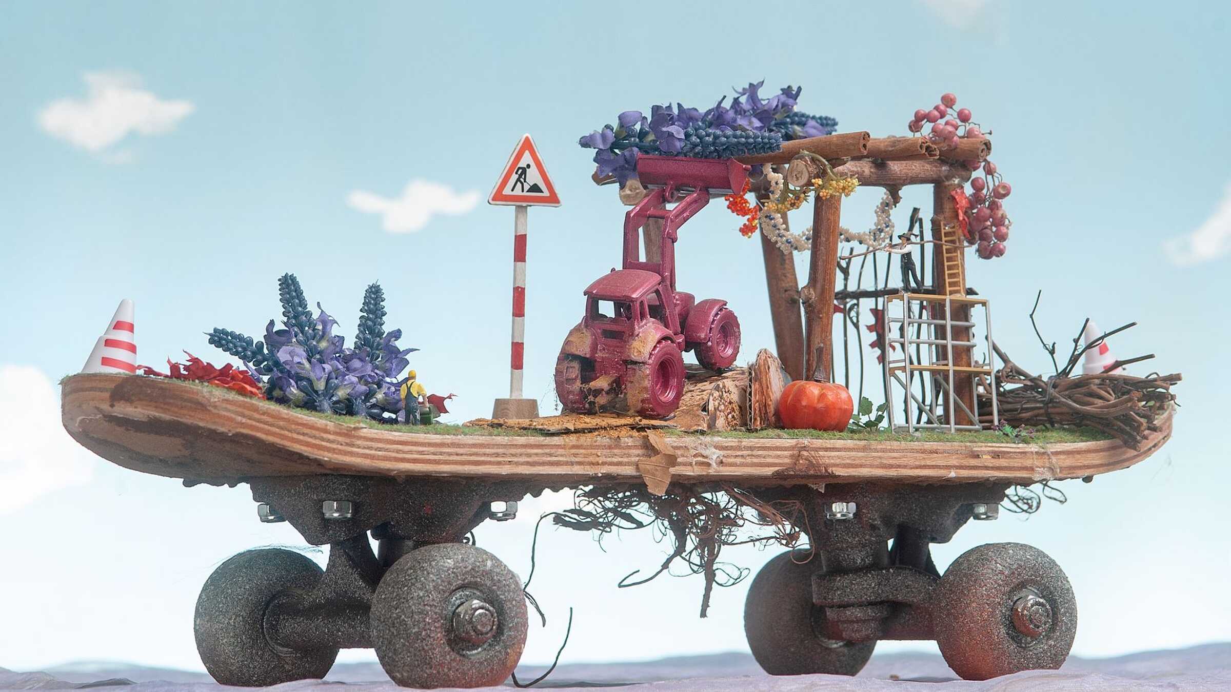 Zeigt eine Illustration aus dem Kinderbuch "Beni und Oma in den Gärten der Welt", Copyright Anna Adam. Auf einem Skateboard steht eine mit Blumen geschmückte Sukka.