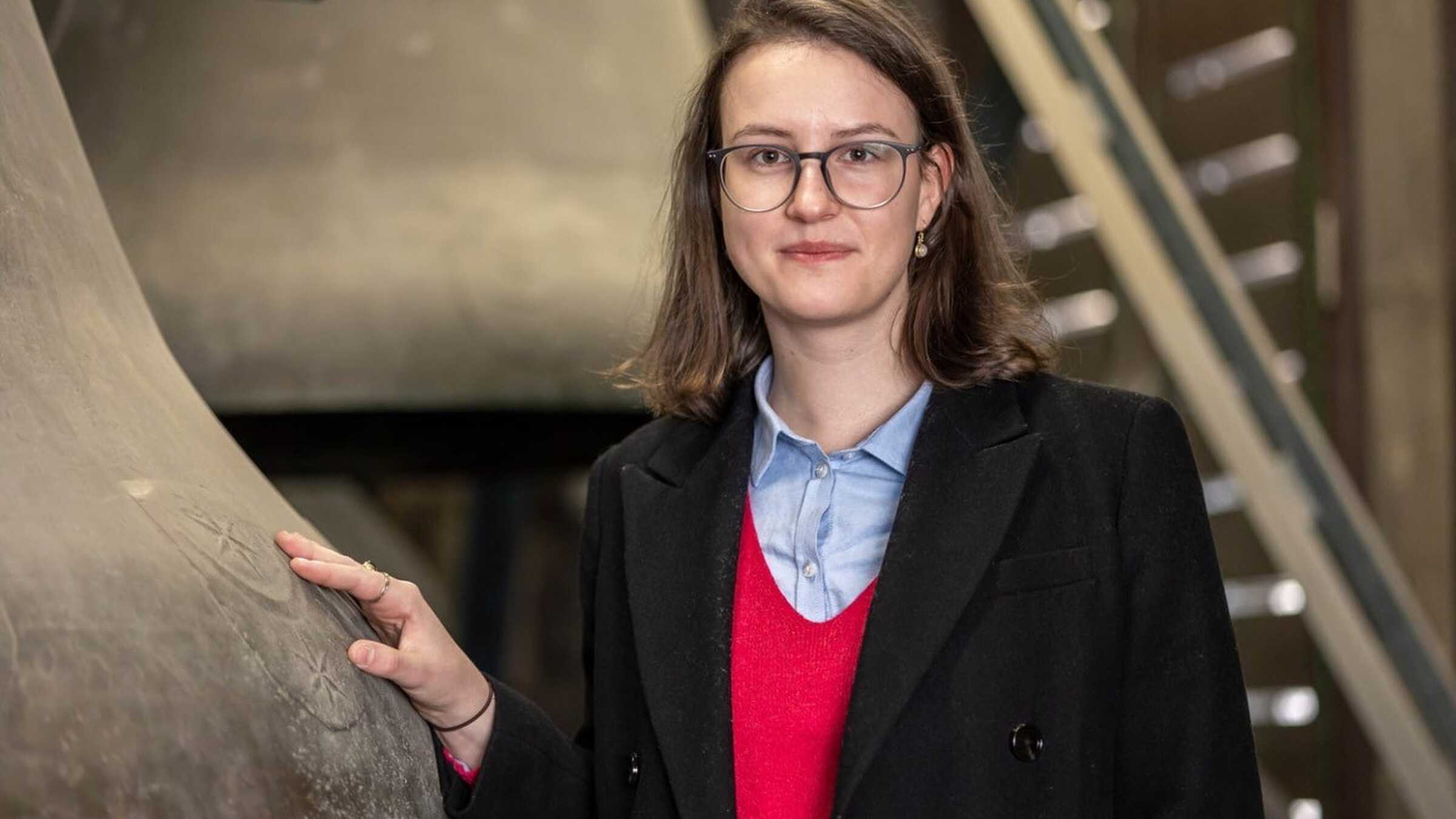 Uta Gräber an einer Großen Glocke des Carillons