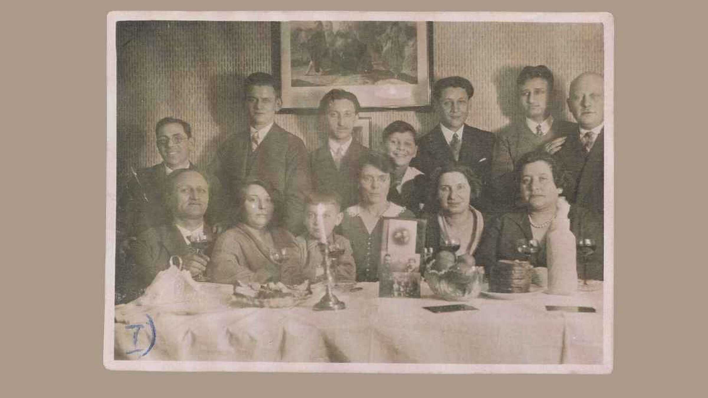 Familienfoto der jüdischen Familie Librach in ihrer Wohnung Große Märkerstraße13, Halle, ca. 1930. Die Familie posiert vor dem festlich gedeckten Tisch mit traditionellen Speisen zum Sabbat. 