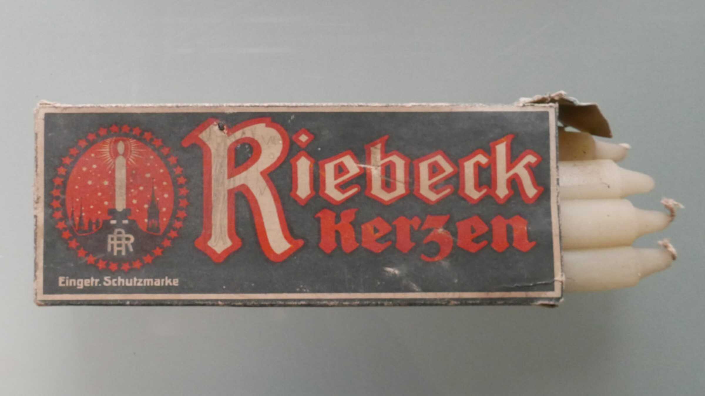 Pappschachtel mit Haushaltkerzen, Aufdruck Riebeckkerzen