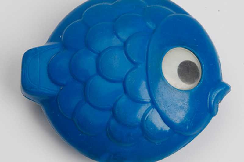 Plastefisch Spielzeug aus Kunststoff in Form eines rundes Fisches