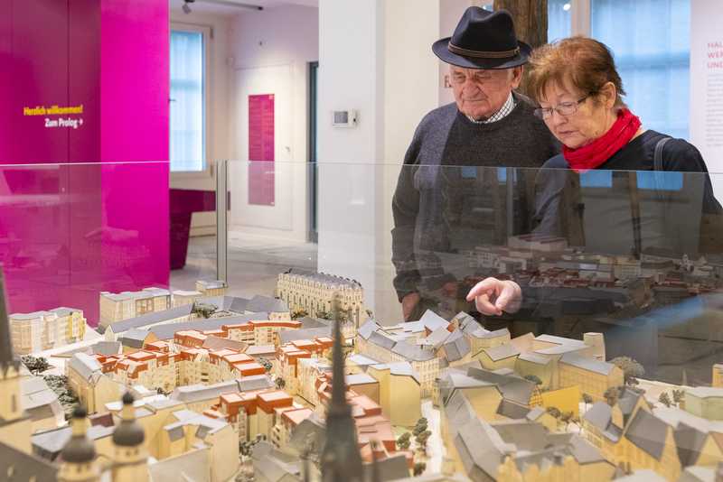 Entdecke Halle! Zwei ältere Menschen am Stadtmodell