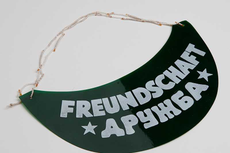 Sonnenschutz Sonnenschutzschirm für's Gesicht aus Kunsstofffolie mit Aufdruck Druschba Freundschaft