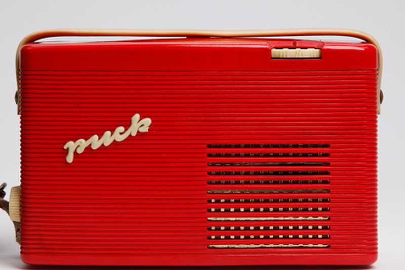 Kofferradio "Puck" rotes Kofferradio mit weißem Schriftzug "puck"