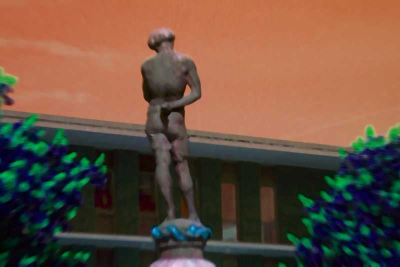 Statue vor orangenen Hintergund