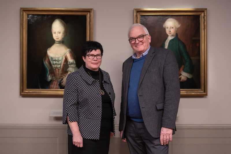 Das Stadtmuseum zu Gast bei den Franckeschen Stiftungen Jane Unger vom Stadtmuseum und Thomas Müller-Bahlke von den Franckeschen Stiftungen vor Portraitgemälden im Stadtmuseum