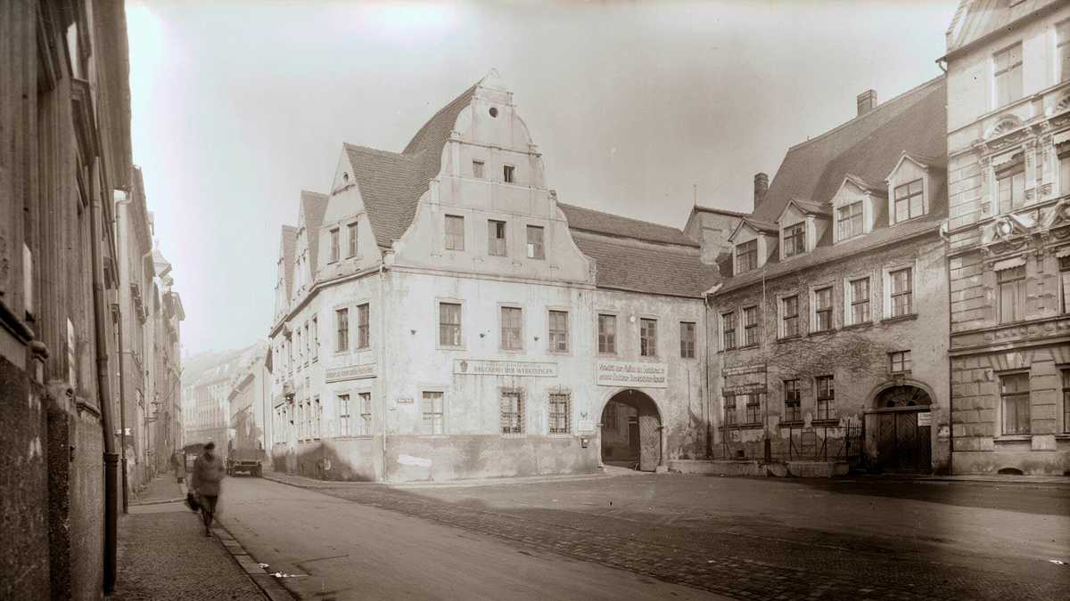 Schwarz-Weiß-Bild vom Christian-Wolff-Haus aus den 50er Jahren. Das Haus mit Rundbogen-Tordurchfahrt und markanten Renaissancegiebeln am Platz "Kleiner Berlin" Ecke Große Märkerstraße 