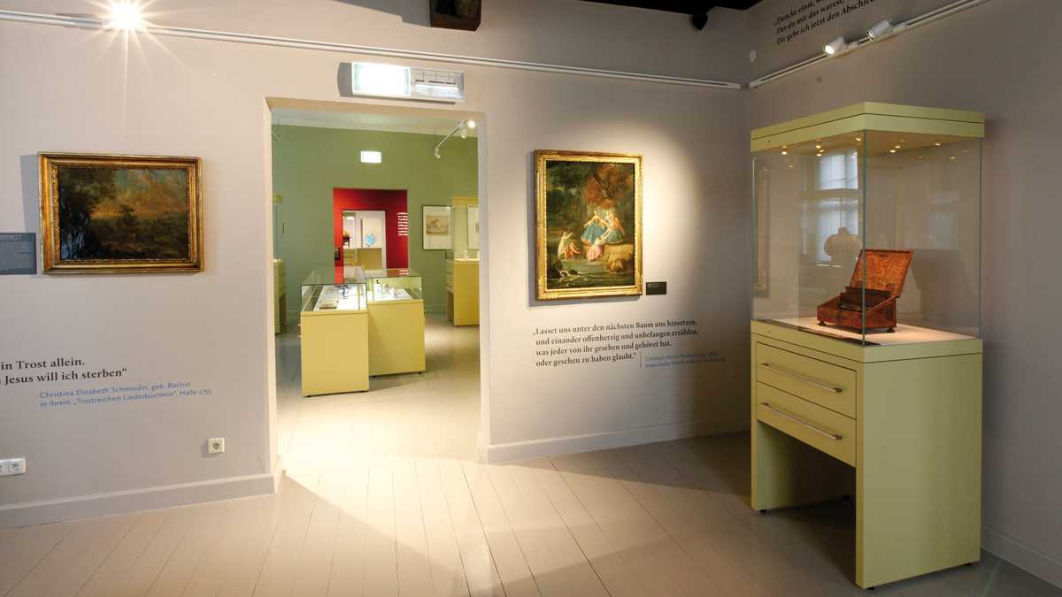 Blick in die einer der Ausstellungsräume. Thema des Raums ist "Geselligkeit".