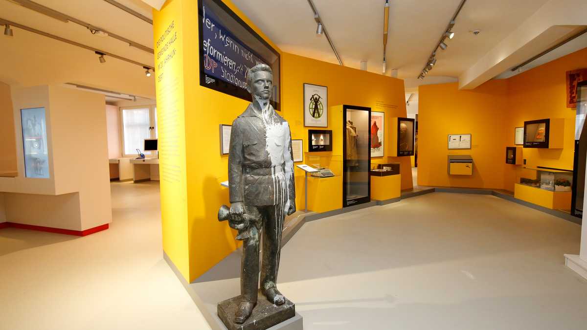 Ausstellungsraum mit der menschengroßen Figur "der kleine Trompeter" im Vordergrund