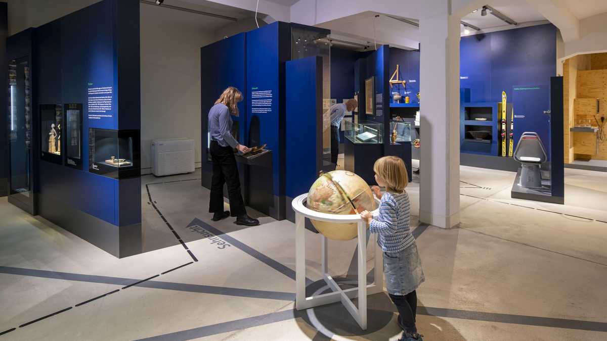 Kind entdeckt Globus in der Ausstellung 