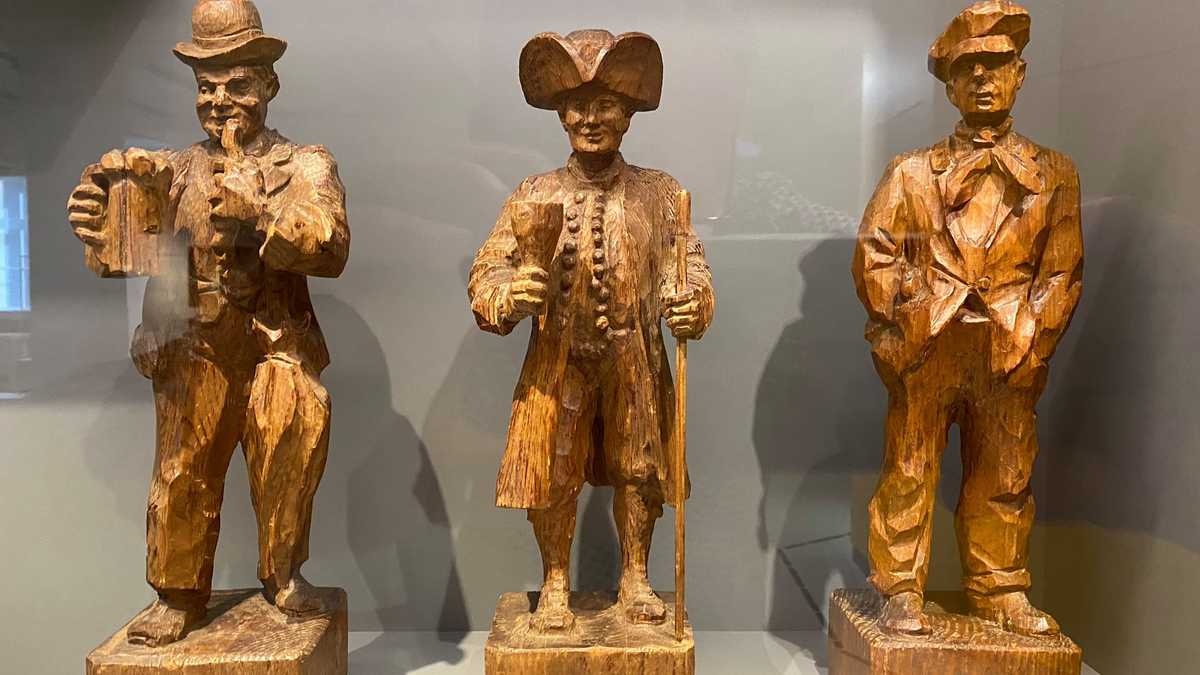 drei Figuren aus Holz