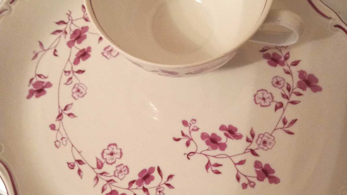 Fernsehgedeck großer Teller mit Blümchendekor, die Tasse steht außerhalb der Mitte