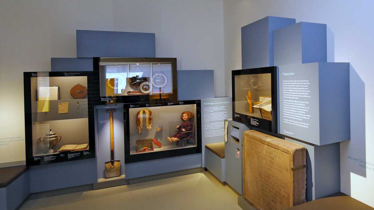 Blick in den Ausstellungsbereich mit Vitrinen