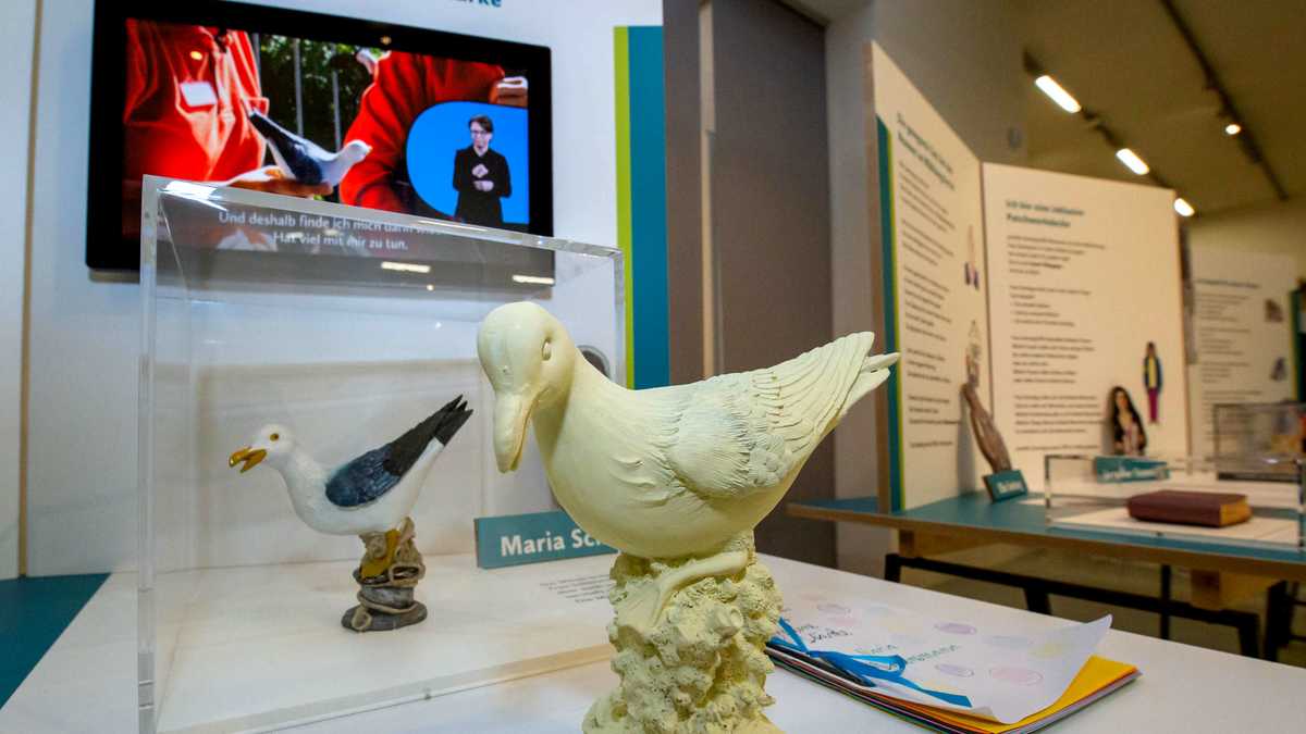 Ausstellungstisch vom Projekt "Geschichten, die fehlen"