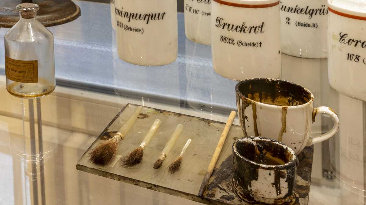 Utensilien für die Porzellanmalerei Blick in eine Vitrine mit Pinseln und Mal- und Farbgefäßen