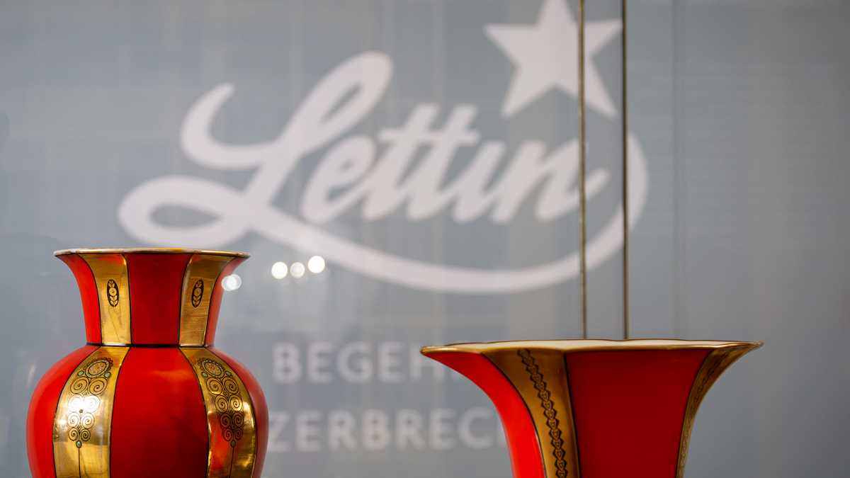 Zwei Vasen vor dem Firmelogo "Lettin"
