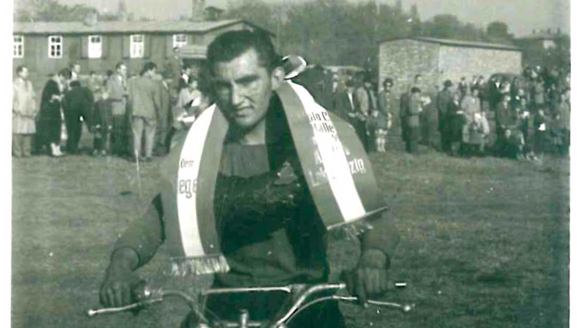 Der strahlende Sieger Martin Böhme mit Siegerkranz auf seinem Motorrad