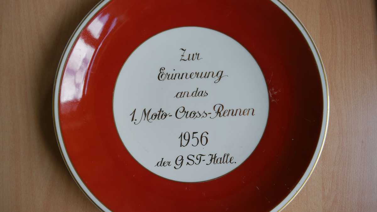 Ehrenteller Teller mit der Aufschrift "Zur Erinnerung an das 1. Moto-Cross-Rennen 1956 der GST Halle