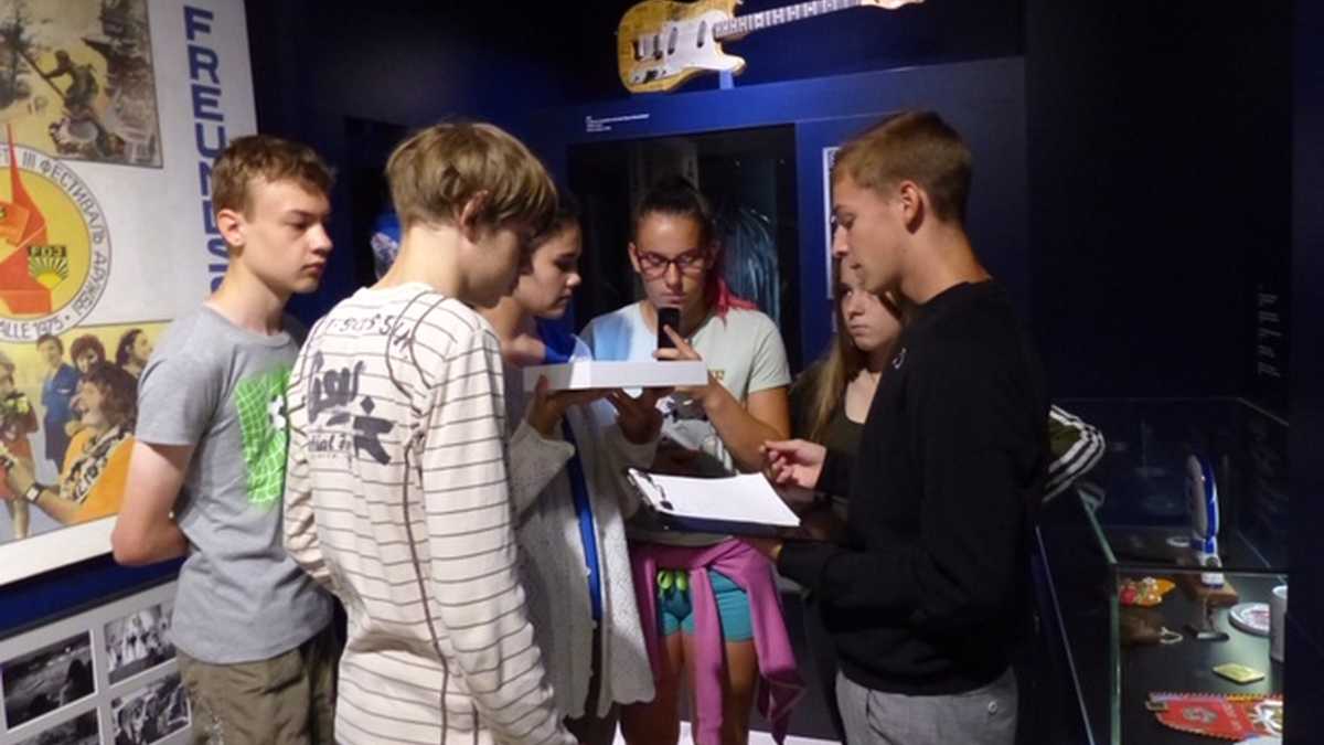 Auf Entdeckungstour in der Dauerausstellung Schülergruppe bespricht ihre Ausarbeitungen in der Dauerausstellung
