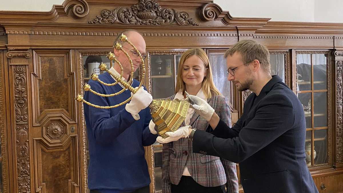 Steffen Thater, Anette Müller-Spreitz und Sven Pabstmann bei der Begutachtung einer Menora. Bild: Bianca Kriesten Steffen Thater, Anette Müller-Spreitz und Sven Pabstmann bei der Begutachtung einer Menora
