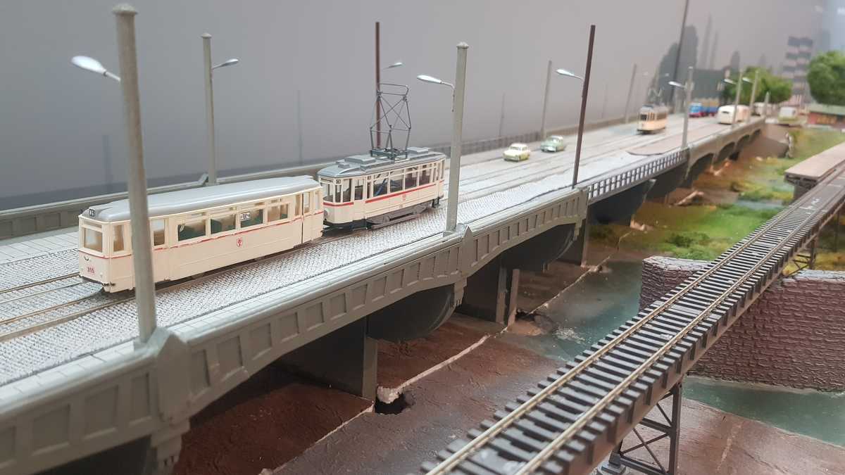 Nahaufnahme der Brücke zum Rennbahnkreuz Eine Nahaufnahme der Brücke zum Rennbahnkreuz mit den filigranen Lampen aus dem 3D-Drucker.