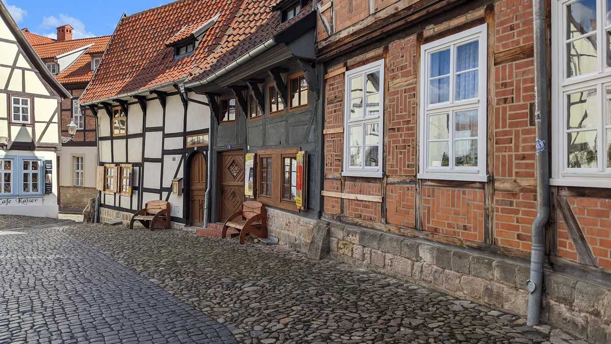 Fachwerkhäuser in Quedlinburg Eine Straße mit Fachwerkhäusern in Quedlinburg.
