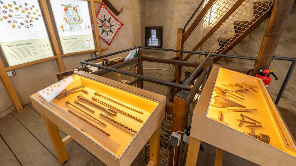 Teil der Ausstellung im Leipziger Turm Eine Ansicht vom Inneren des Leipziger Turms mit Info-Tafeln zum Handwerk und ausgestellten Werkzeugen.