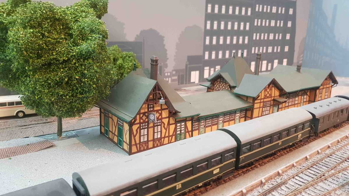 Modell des Bahnhofgebäudes, davor ein Zug