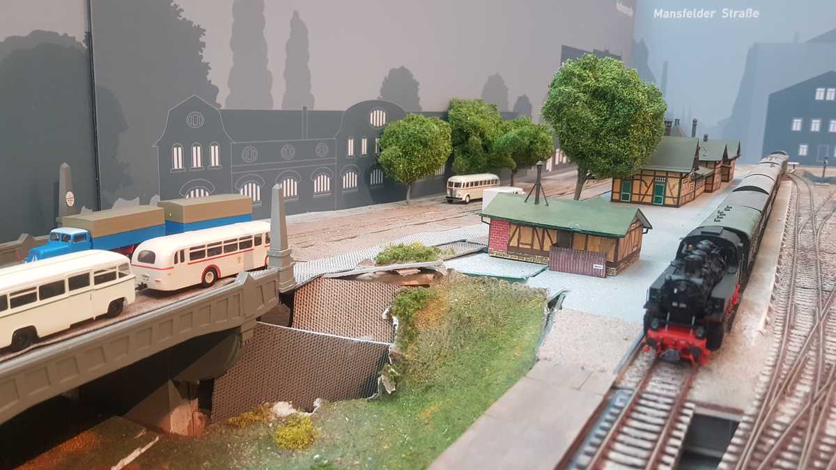 Straßenszene am Bahnhof Klaustor Modell mit Straßenszene am Bahnhof Klaustor, an der Busse, Lieferwagen und ein Zug beteiligt sind