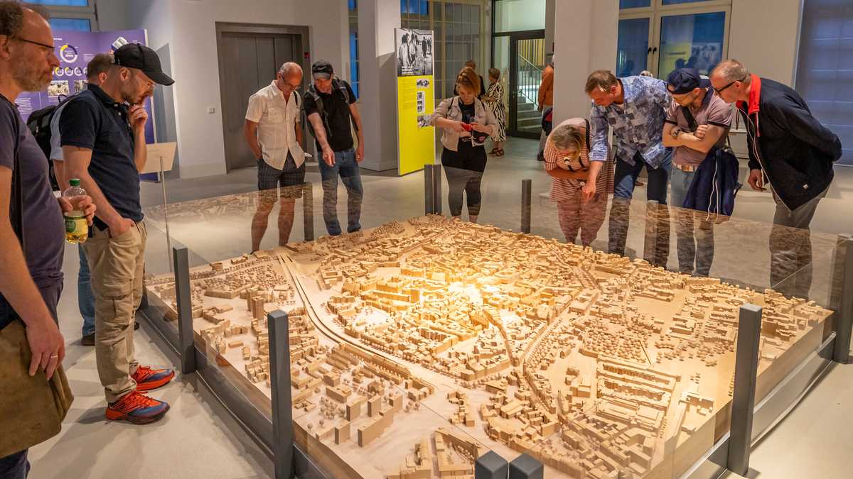 Modell Innenstadt eine Gruppe Menschen steht um ein großes Stadtmodell herum