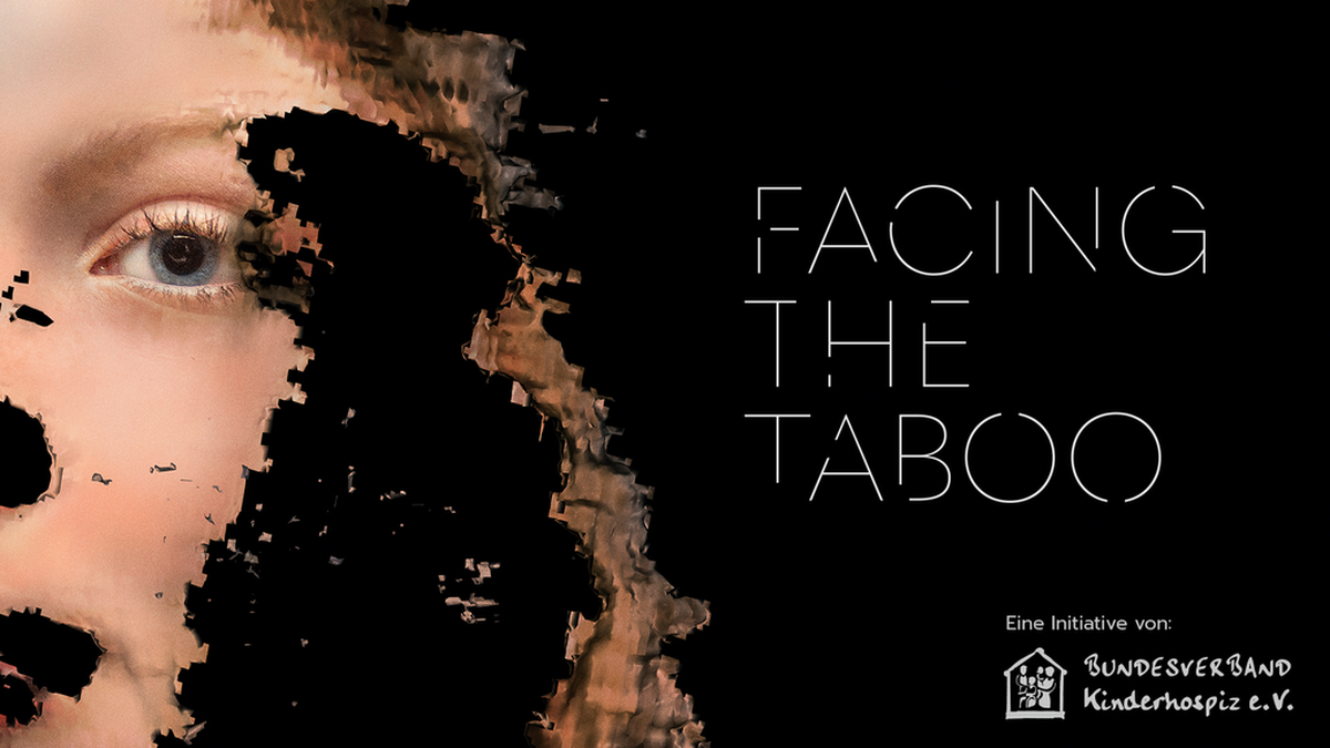 Detail eines Kindergesichtes, das nur noch in Ausschnitte vor einem schwarzen Hintergrund zu sehen ist. Daruf der Ausstellungtitel "Facing the taboo"