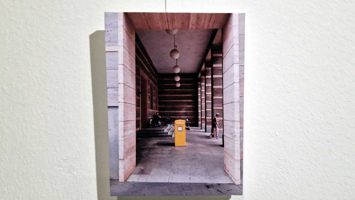 Ratshof Foto vom Seiteneingang in den Ratshof zum Einwohnermeldeamt. In der Bildmitte ein leuchtend gelber Briefkasten.