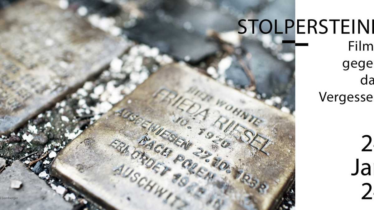 Nahaufnahme von 2 Stolpersteinen auf einem Fußweg. Die Stolpersteine bestehen aus quadratischen Messingplatten mit Namen, Geburts- und Sterbedaten einer Person.
