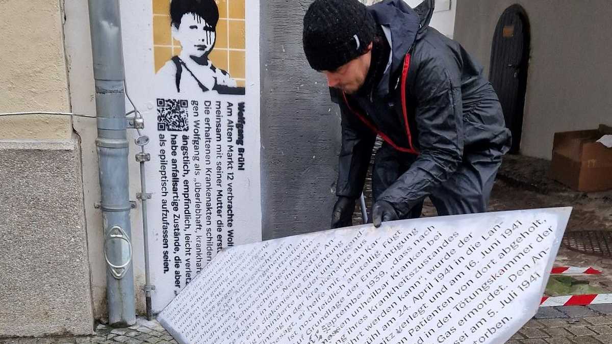 Reichert mit Schablone Künstler Victor Reichert entfernt die Schablone